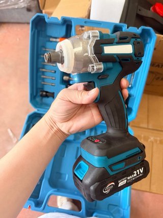 Llave de impacto con maletín y accesorios