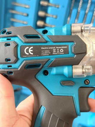Llave de impacto con maletín y accesorios