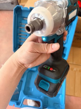 Llave de impacto con maletín y accesorios