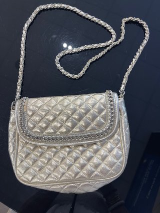 Bolso bandolera dorado acolchado