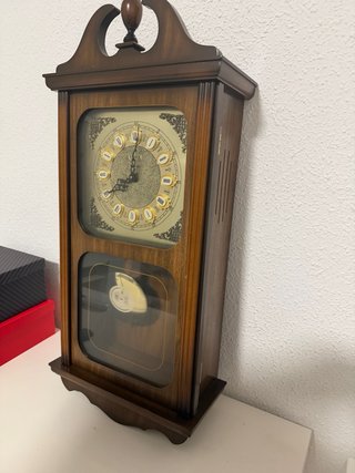 Reloj de péndulo antiguo de madera
