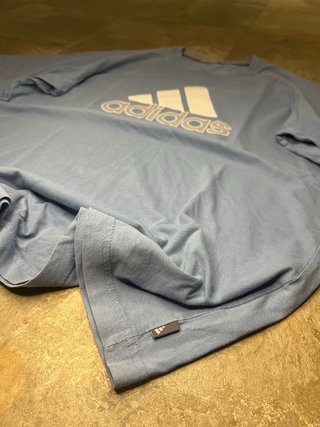 Camiseta Adidas azul con logo grande vintage Y2K