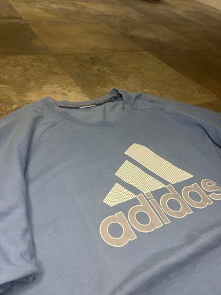 Camiseta Adidas azul con logo grande vintage Y2K