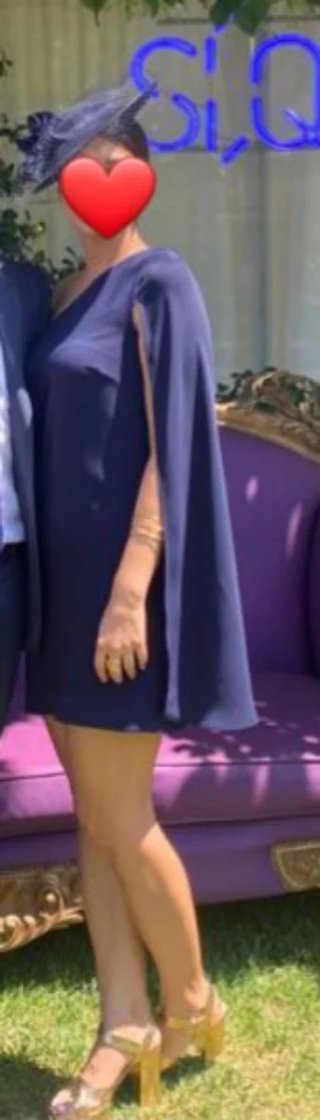 Vestido azul con capa. Posibilidad de tocado
