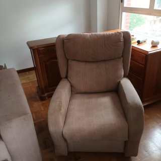 Sillón tapizado beige y madera