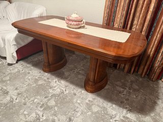 Mesa de comedor antigua de madera