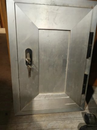 Puerta de registro de aluminio