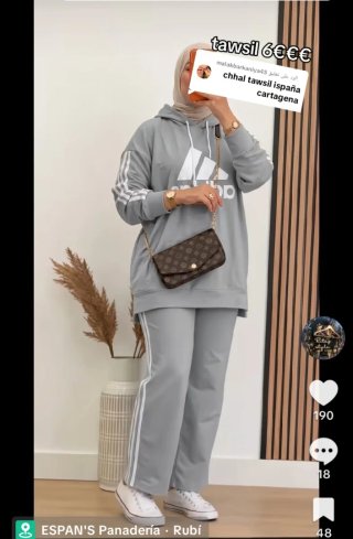 Conjunto de Chaqueta y Falda Plisada