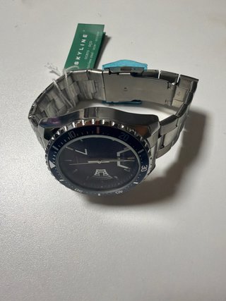 Reloj Skyline de Acero Plateado
