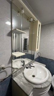 Mueble de baño con lavabo y espejo