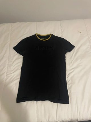 Camiseta SikSilk Negra con Mangas Rojas Rosas