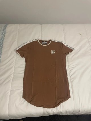Camiseta SikSilk Negra con Mangas Rojas Rosas
