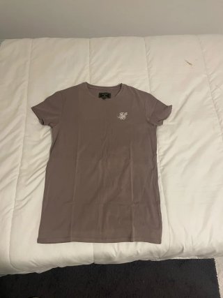 Camiseta SikSilk Negra con Mangas Rojas Rosas
