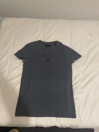 Camiseta SikSilk Negra con Mangas Rojas Rosas