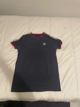 Camiseta SikSilk Negra con Mangas Rojas Rosas