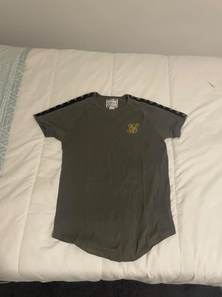 Camiseta SikSilk Negra con Mangas Rojas Rosas