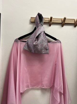 Capa de gasa rosa hecha a mano