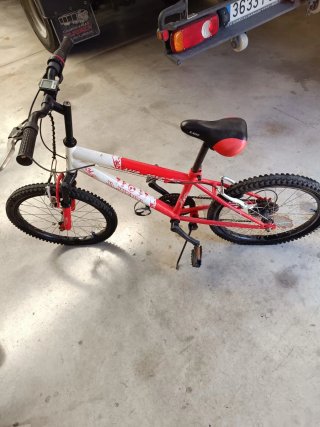 Bicicleta BMX juvenil roja y blanca