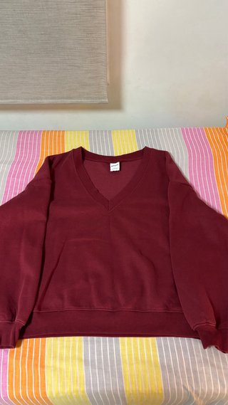 Sudadera granate cuello en pico BERSHKA