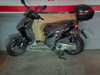 Aprilia Scooter Negra con Fallo Eléctrico