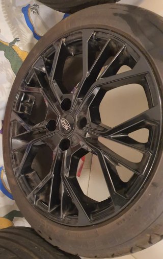 4 Llantas de 18 Negras con 4 Tornillos