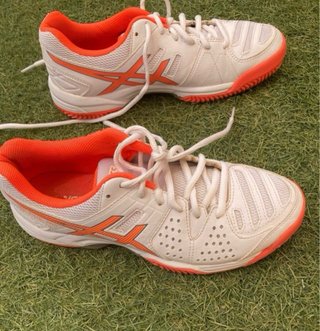 Zapatillas de Pádel Asics Blancas y Naranjas