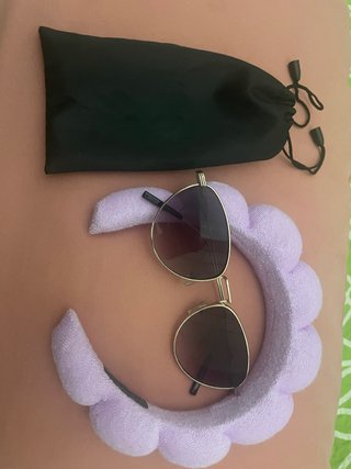 Gafas de sol doradas y moradas