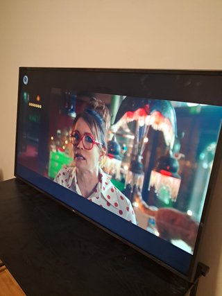 Mesa de estudio negra y television  lg de 60 pulga