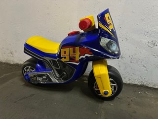 Moto correpasillos azul y amarillo