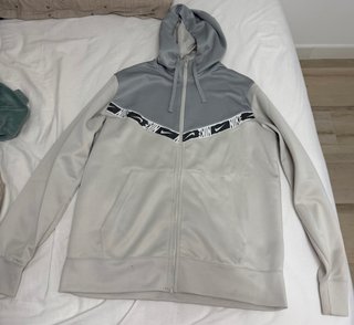 Chaqueta Nike Gris con Logo