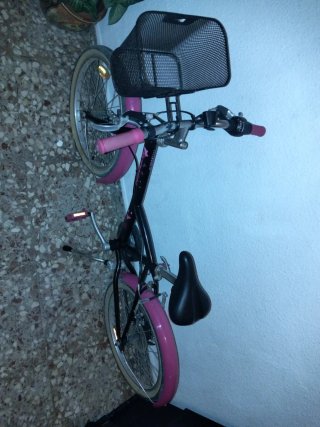 Bicicleta infantil btwin negra y rosa con cesta