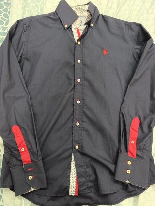 Camisa azul con detalles rojos