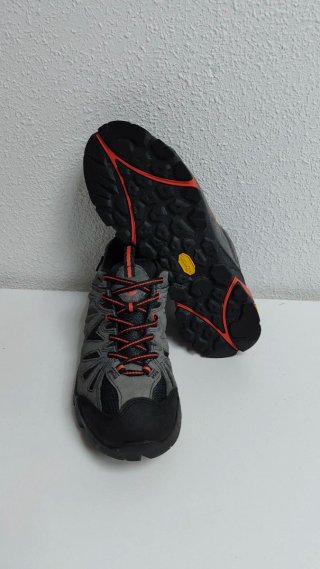Botas de senderismo Merrell grises y naranjas