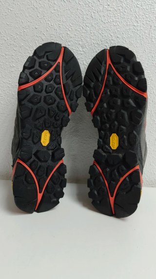 Botas de senderismo Merrell grises y naranjas