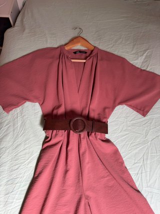 Mono Zara rosa con cinturón