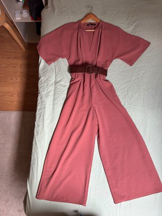 Mono Zara rosa con cinturón