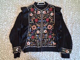 Cazadora bomber Zara bordada flores