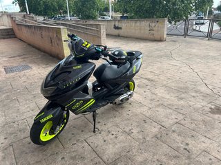 Yamaha Aerox Negra y Amarilla