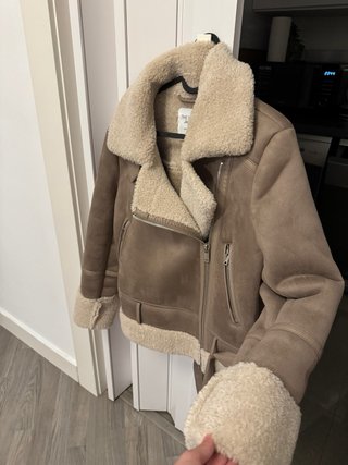 Chaqueta estilo aviadora, color moka.