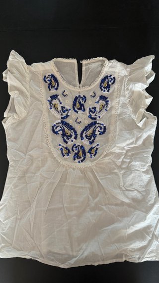 Blusa Blanca con Estampado y Lentejuelas