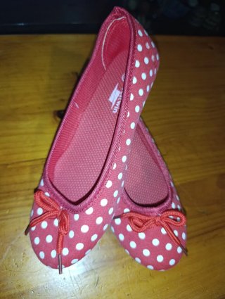 Bailarinas Rojas con Lunares Blancos