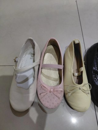 Lote de 6 pares de zapatos de niña