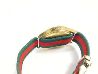 reloj alta gama señora gucci g-timeless bee