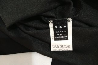 Vestido negro cuello blanco perlas talla 44