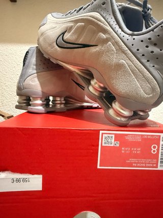 Zapatillas Nike Shox plateadas y grises