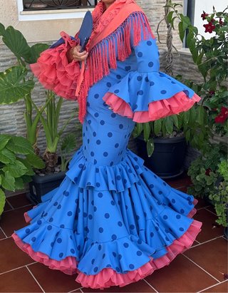 Traje de flamenca azul con lunares