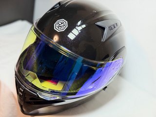 Casco de moto negro con visera iridiscente