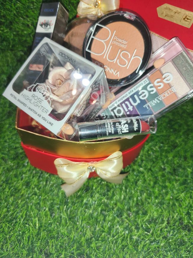 Cesta Regalo con Set de Maquillaje