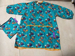 Babero de Manga Larga con Estampado de Trenes