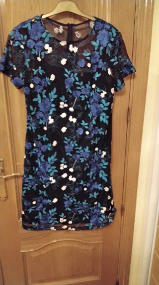 Vestido negro con flores azules